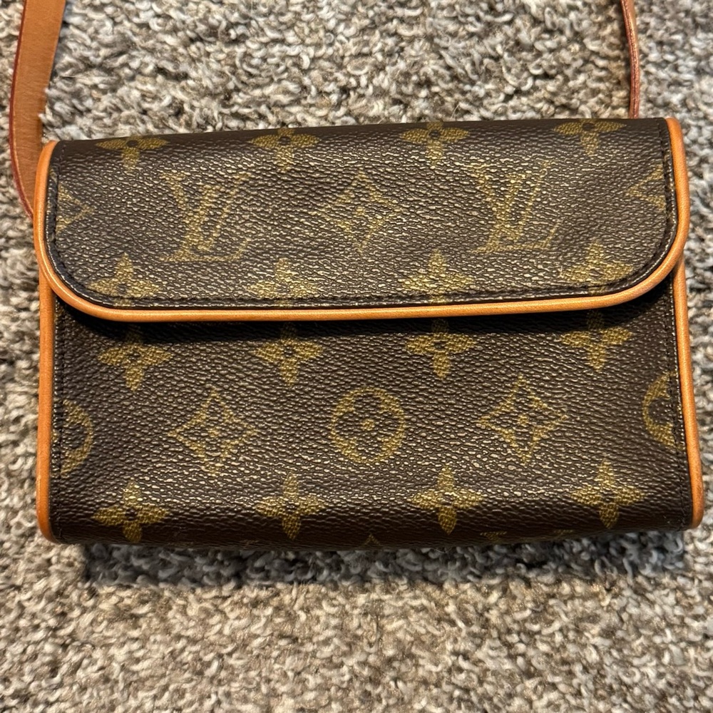 LOUIS VUITTON Pochette
Florentine Waist bag Pouch